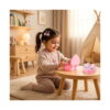 Set creativ, fetiță într-o cameră de copii, la o măsuță, cu cutiuța inimă roz deschisă