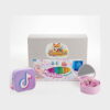 set-creativ-tik-tok-bijuterii-plastilina-geanta-lila-ambalaj Set Creativ Tik Tok, cutie Spoki albă în spate, geanta mov cu motiv TikTok