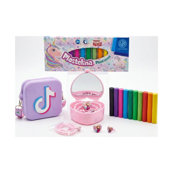 set-creativ-tik-tok-bijuterii-plastilina-geanta-lila-continut Set Creativ Tik Tok, prezentare pe alb: cutia Plastelina cu unicorn, geanta pătrată mov cu motiv TikTok