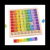 Set de joc Matematică 3 în 1, tabla din lemn 9×9 cu cuburi colorate, fotografiată pe fundal negru