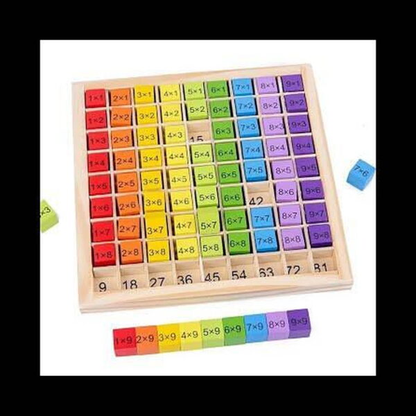 Set de joc Matematică 3 în 1, tabla din lemn 9×9 cu cuburi colorate, fotografiată pe fundal negru