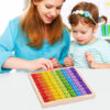 Set de joc Matematică 3 în 1, o femeie și o fetiță la o masă albă, privind și alegând cuburi de pe tabla din lemn 9×9