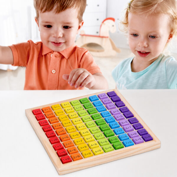 Set de joc Matematică 3 în 1, doi băieți zâmbind în spatele tablei 9×9 așezată pe o suprafață albă