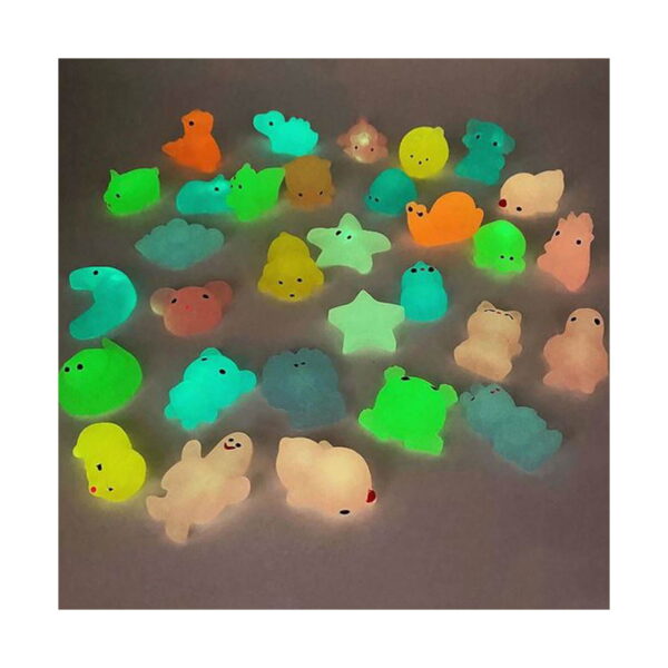 set-de-20-de-jucarii-squishy-luminoase-iluminat-2 Set de 20 de jucării squishy luminoase, multe figurine, aprinse pe un fundal întunecat, în nuanțe de verde