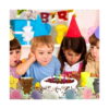 set-de-20-de-jucarii-squishy-luminoase-utilizare-2 Set de 20 de jucării squishy luminoase, patru copii cu coifuri de petrecere în jurul unui tort cu lumânări; în prim-plan