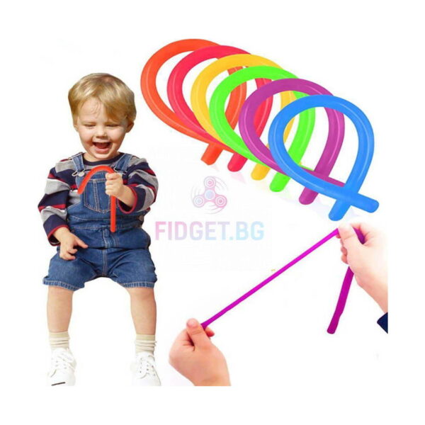 Set de 5 corzi elastice Monkey Noodles, colaj: un copil mic ține o coardă portocalie