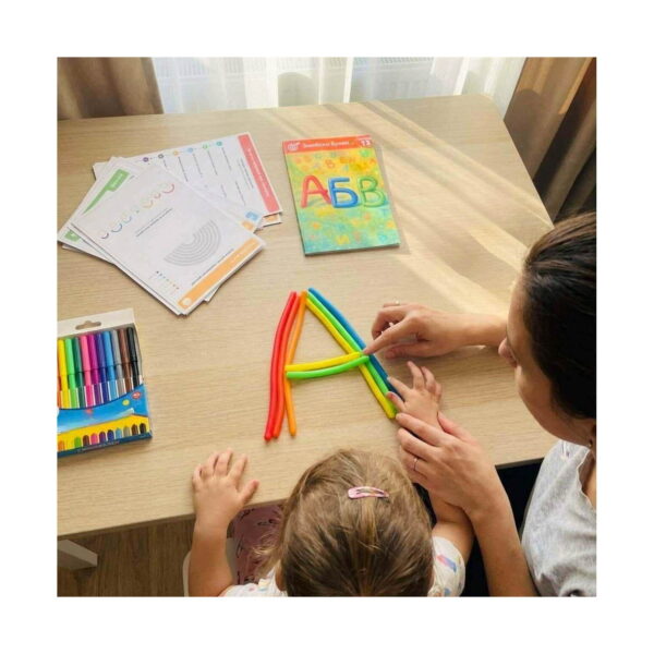 Set de 5 corzi elastice Monkey Noodles, masă cu fișe, o carte cu alfabet chirilic și markere; corzile elastice sunt așezate