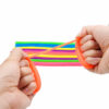 Set de 5 corzi elastice Monkey Noodles, două mâini strânse pumn care întind mai multe corzi elastice colorate, pe fundal alb