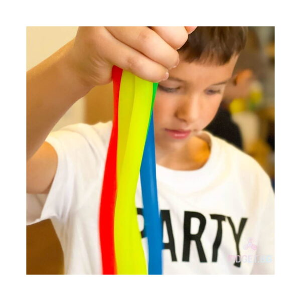 Set de 5 corzi elastice Monkey Noodles, băiat în tricou alb care ridică și întinde patru corzi elastice fluorescente: roșie