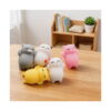 Set de 5 squishy pisicuță, cinci pisicuțe squishy (gri, albă cu urechi portocalii, albă, galbenă și roz) pe un birou de lemn