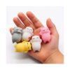 Set de 5 squishy pisicuță, o palmă deschisă în care stau cinci pisicuțe squishy: gri, albă, galbenă, albă mică și roz