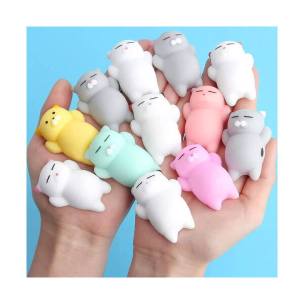 Set de 5 squishy pisicuță, două palme deschise pe fundal bleu, pline cu aproximativ douăsprezece pisicuțe squishy în alb