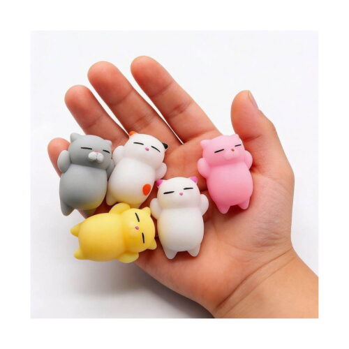 set-de-5-squishy-pisicuta-dimensiuni Set de 5 squishy pisicuță, o palmă deschisă în care stau cinci pisicuțe squishy: gri, albă, galbenă, albă mică și roz