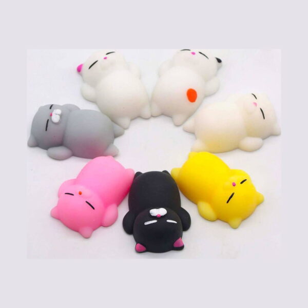 Set de 8 jucării squishy pisicuță, șapte pisicuțe squishy întinse în cerc: gri, două albe, una crem, roz, neagră și galbenă