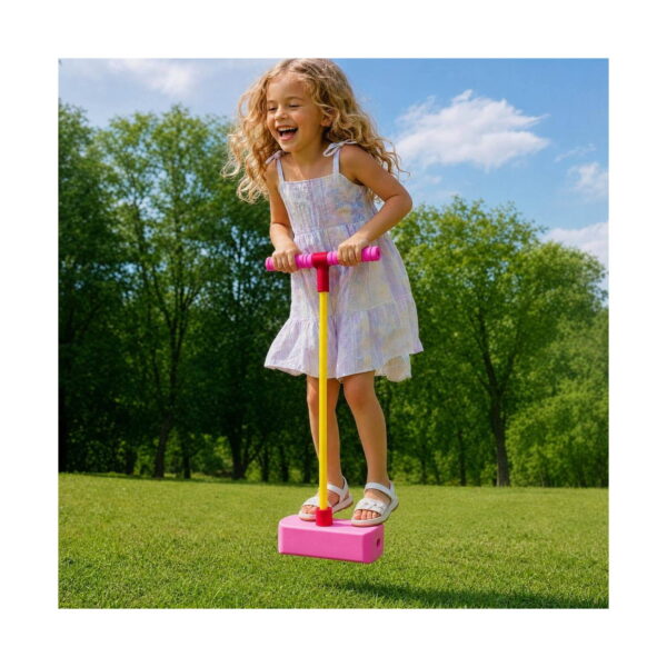 set-de-aventura-play-15-in-1-utilizare-2 Set Sari și Zboară 11 în 1, montaj cu patru cadre: copii care folosesc pistolul roz de baloane în casă, în curte și la o petrecere