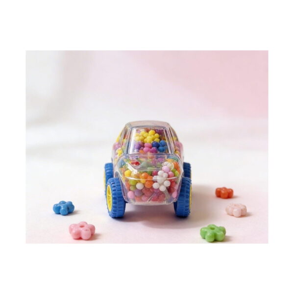 set-de-constructie-2 Set de construcție, mașinuță plin cu piese în nuanțe pastelate, pe fundal roz, cu câteva piese răzlețe alături