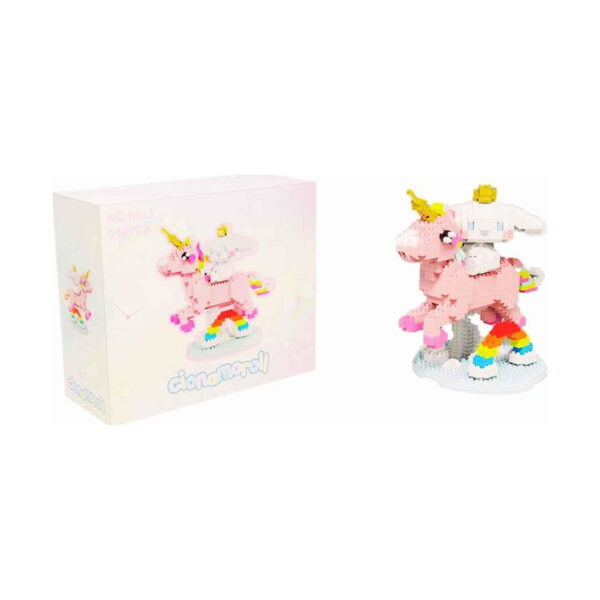 set-de-constructie-3d-hello-kitty-ambalaj Set de construcție 3D Hello Kitty, cutia roz a setului alături de unicornul asamblat, pe fundal alb