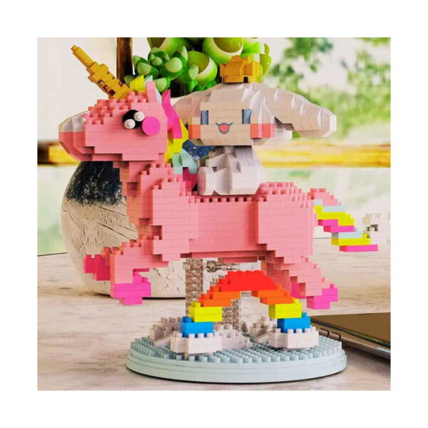 set-de-constructie-3d-hello-kitty-lifestyle-2 Set de construcție 3D Hello Kitty, unicornul roz cu personajul alb pe o masă, lângă o plantă verde