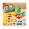 set-de-constructie-3d-mecanisme-continut Set de construcție 3D mecanisme, cutia setului pe o masă, construcția asamblată și piesele componente așezate în față