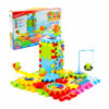 set-de-constructie-3d-mecanisme-utilizare Set de construcție 3D mecanisme, cutia setului în fundal și construcția asamblată cu turn cu roți dințate, leagăn