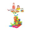 set-de-constructie-3d-mecanisme-utilizare-6 Set de construcție 3D mecanisme, montaj: sus doi copii pe podea cu piesele și o cutie în formă de casă cu mâner
