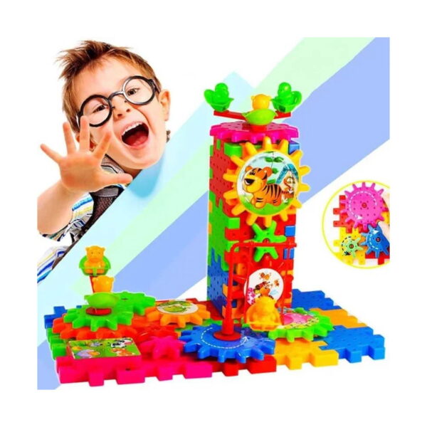 set-de-constructie-3d-mecanisme-utilizare-7 Set de construcție 3D mecanisme, băiat cu ochelari, entuziasmat, lângă un turn din piese colorate cu roți dințate