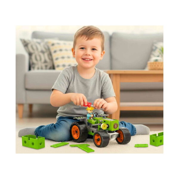 set-de-constructie-stem-masini-agricole-3-in-1-utilizare Set de construcție STEM mașini agricole 3 în 1, băiețel zâmbind, așezat pe covor într-o cameră de zi