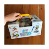 set-de-constructie-stem-mijloace-de-transport-10-in-1-ambalaj Set de construcție STEM Mijloace de transport 10 în 1, o mână ține de mânerul galben cutia albă DIY BUILD & PLAY cu fereastră
