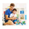 set-de-constructie-stem-tanar-inginer-10-in-1-utilizare-3 Set de construcție STEM Tânăr inginer 10 în 1, un bărbat și un băiat râd împreună pe covorul unei camere de copii