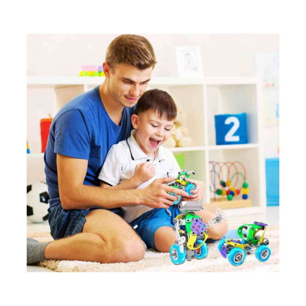 set-de-constructie-stem-tanar-inginer-10-in-1-utilizare-3 Set de construcție STEM Tânăr inginer 10 în 1, un bărbat și un băiat râd împreună pe covorul unei camere de copii