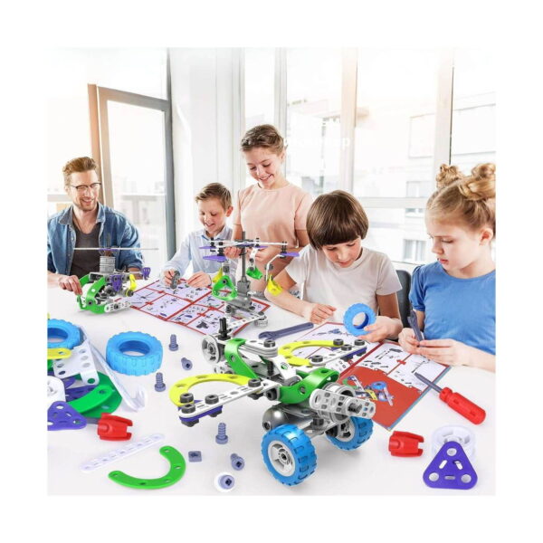 set-de-constructie-stem-tanar-inginer-10-in-1-utilizare-5 Set de construcție STEM Tânăr inginer 10 în 1, scenă la masă cu doi adulți și doi copii care asamblează modele; pe masă