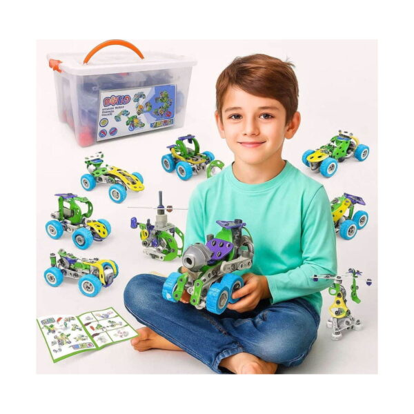 set-de-constructie-stem-tanar-inginer-10-in-1-utilizare Set de construcție STEM Tânăr inginer 10 în 1, băiat în bluză verde-mentă, așezat pe podea