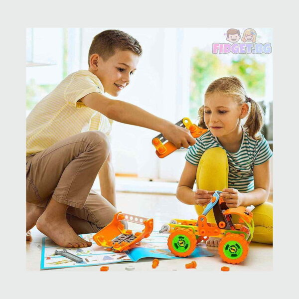 set-de-constructie-stem-technik-5-in-1-utilizare-3 Set de construcție STEM Technik 5 în 1, un băiat și o fetiță pe podea, care asamblează un vehicul portocaliu cu o șurubelniță