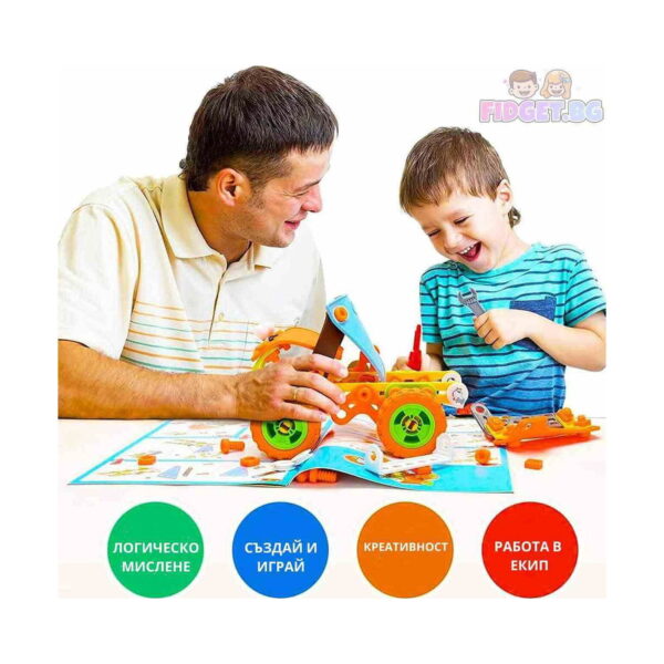 set-de-constructie-stem-technik-5-in-1-utilizare-4 Set de construcție STEM Technik 5 în 1, un bărbat adult și un băiat care asamblează un model portocaliu la masă