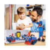 Set de construcție STEM Tineri inventatori, bărbat și băiat la masă; cutia setului este în stânga