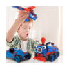 Set de construcție STEM Tineri inventatori, băiat roșcat care ridică deasupra capului avionul albastru cu aripi roșii