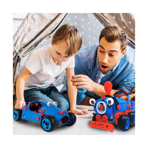 Set de construcție STEM Tineri inventatori, bărbat și băiat care se joacă într-un cort cu stele; în prim-plan mașina de curse
