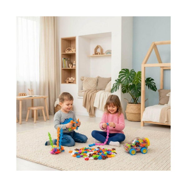 set-de-constructie-utilizare Set de construcție, doi copii mici stau pe covor într-o cameră de joacă și construiesc cu piese tip floricea; alături este