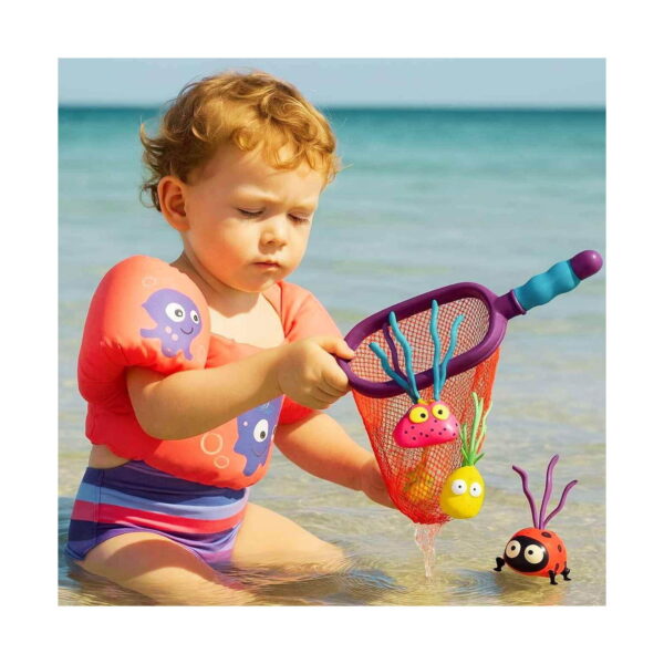 set-de-exterior-briza-marina-utilizare Set de exterior Briză marină, copil mic cu colac de braț, în apă la mal, ținând o plasă mov cu două figurine de scufundare