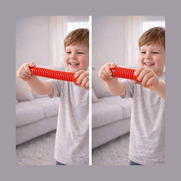 set-de-exterior-super-fly-14-in-1-utilizare Set de exterior Super Fly, două cadre alăturate cu un băiat zâmbitor care întinde un tub ondulat extensibil roșu