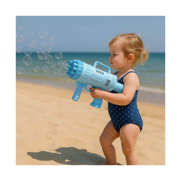 set-de-exterior-vara-albastru-utilizare Set de exterior Vară albastru, copil mic în costum de baie, pe plajă, ținând un pistol albastru cu mai multe duze