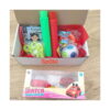 Set de jocuri educative, vedere de sus a cutiei Spoki ambalate, cu hârtie roșie, tuburi, minge puzzle și jucării