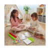Set de jocuri educative, două fete pe covor, una ține soneria, cealaltă cărțile de joc; alături, tuburi extensibile