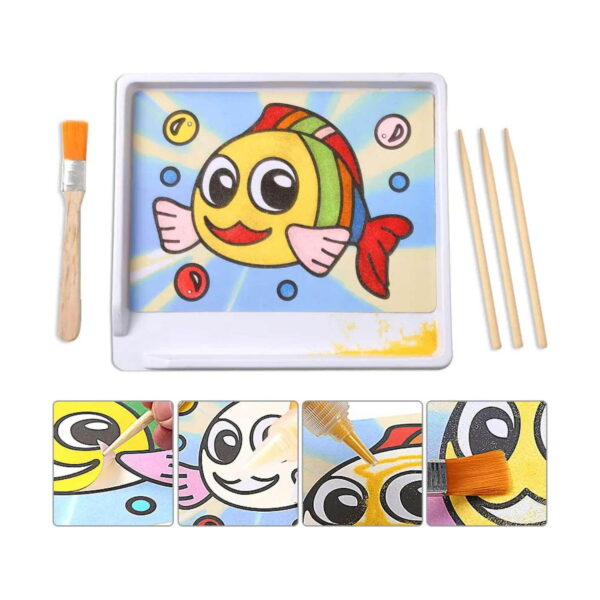 set-de-pictura-cu-nisip-12-planse Set de pictură cu nisip, tăviță albă cu o planșă cu pește galben colorată cu nisip, pensulă din lemn