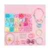 Set DIY de bijuterii cu unicorn, aranjament plat pe fundal roz cu organizatorul deschis, colier, brățări, cordeluțe
