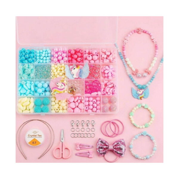 Set DIY de bijuterii cu unicorn, aranjament plat pe fundal roz cu organizatorul deschis, colier, brățări, cordeluțe