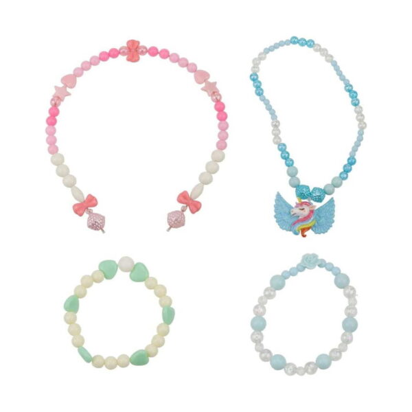 Set DIY de bijuterii cu unicorn, patru bijuterii finalizate pe fundal alb: colier roz cu fundițe