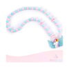 Set DIY de bijuterii cu unicorn, prim-plan cu un colier din mărgele roz și albastre