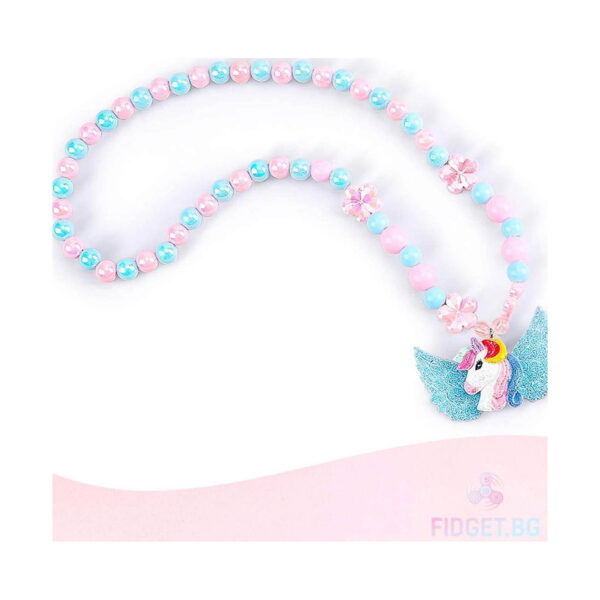 Set DIY de bijuterii cu unicorn, prim-plan cu un colier din mărgele roz și albastre