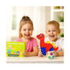 set-educativ-dino-continut Set educativ Dino, o fetiță ține cutia Animal Balance Game, iar un băiat ține dinozaurul Pop It roșu-albastru; bila-puzzle